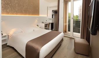 una cama matrimonial, no fumador, habitación de negocios, suelo de parqué, puerto usb, cama francesa de 140 centímetros