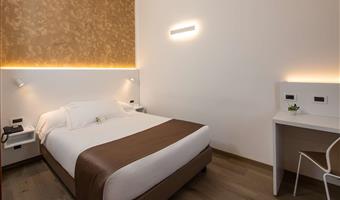 una cama matrimonial, no fumador, habitación de negocios, suelo de parqué, puerto usb, cama francesa de 140 centímetros
