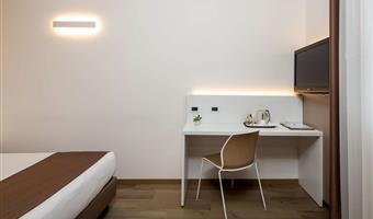 una cama matrimonial, no fumador, habitación de negocios, suelo de parqué, puerto usb, cama francesa de 140 centímetros