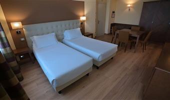 una cama de matrimonio extragrande y 2 camas individuales, habitación familiar, 2 habitaciones