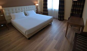 una cama de matrimonio extragrande y 2 camas individuales, habitación familiar, 2 habitaciones