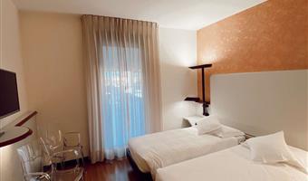 una cama de matrimonio extragrande y 2 camas individuales, habitaciones conectadas con dos baños