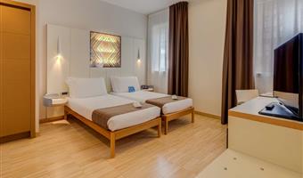 1 cama de matrimonio grande, habitación clásica, dos camas individuales a petición de los interesados