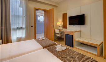 1 cama de matrimonio grande, habitación clásica, dos camas individuales a petición de los interesados