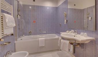 1 cama de matrimonio grande, habitación clásica, dos camas individuales a petición de los interesados