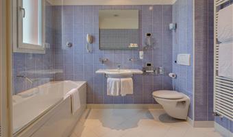 1 cama de matrimonio grande, habitación clásica, dos camas individuales a petición de los interesados