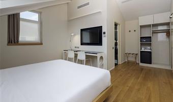 1 cama de matrimonio grande, habitación superior