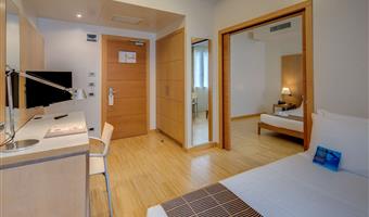 1 cama de matrimonio grande y 1 cama individual, 3 camas individuales bajo petición,  triple clásico