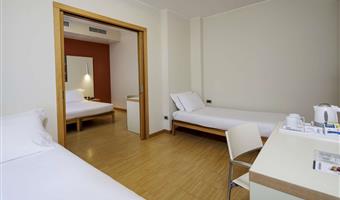 una cama de matrimonio extragrande y 2 camas individuales, habitación familiar, puede reservarse la habitación sólo para 2 adultos máximo y hasta para 2 niños, dos dormitorios, un baño