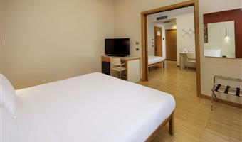 una cama de matrimonio extragrande y 2 camas individuales, habitación familiar, puede reservarse la habitación sólo para 2 adultos máximo y hasta para 2 niños, dos dormitorios, un baño