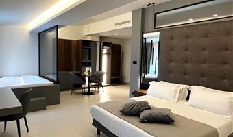 suite-1 cama de matrimonio extragrande, no fumador, habitación excepcional, jacuzzi, balcón, sofá, estacionamiento gratuito