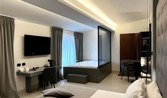 suite-1 cama de matrimonio extragrande, no fumador, habitación excepcional, jacuzzi, balcón, sofá, estacionamiento gratuito