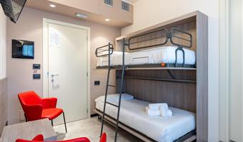 una cama de matrimonio extragrande y una litera, habitación excepcional, habitación familiar