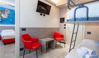 una cama de matrimonio extragrande y una litera, habitación excepcional, habitación familiar