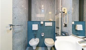 una cama de matrimonio extragrande y una litera, habitación excepcional, habitación familiar