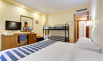una cama de matrimonio grande y una litera para 2 personas, habitación clásica, balcón