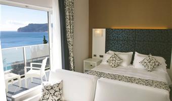 1 cama de matrimonio extragrande, habitación superior, vista parcial al mar, terraza, camas individuales bajo petición