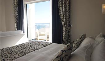 1 cama de matrimonio extragrande, habitación superior, vista parcial al mar, terraza, camas individuales bajo petición