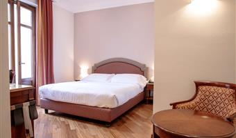1 cama de matrimonio extragrande, habitación estándar, televisor con canales sky gratuitos, sólo ducha
