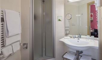 habitación con una cama de matrimonio extragrande y litera con 2 camas individuales, no fumador, suite junior, dos dormitorios, un baño