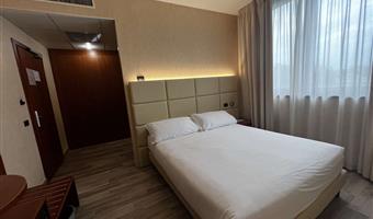 una cama matrimonial, no fumador, habitación de categoría superior, cama francesa de 140 centímetros