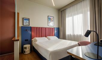 una cama matrimonial, cama francesa, habitación económica