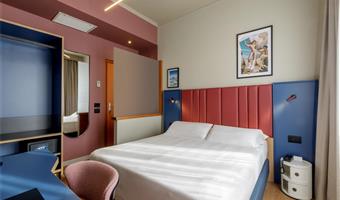una cama matrimonial, cama francesa, habitación económica