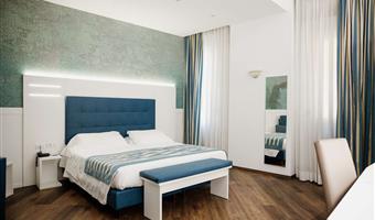 1 cama de matrimonio grande, 2 sofás cama individuales, habitación superior, vistas laterales al mar, no fumador
