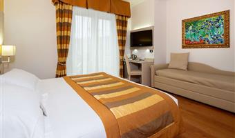 1 cama de matrimonio grande, 2 sofás cama individuales, cama deluxe, vista al mar con balcón, no fumador