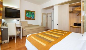 1 cama de matrimonio grande, 2 sofás cama individuales, cama deluxe, vista al mar con balcón, no fumador