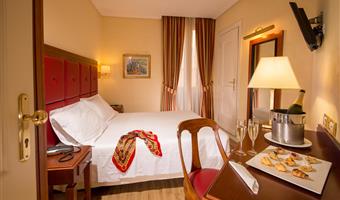 1 cama de matrimonio grande, habitación comodidad, dos camas individuales a petición de los interesados
