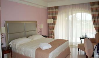 1 cama de matrimonio grande, sofá-cama, máximo 2 niños de hasta 12 años, habitación familiar