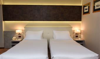 1 cama de matrimonio extragrande, habitacion no fumadores, habitación comodidad, balcón, televisor con pantalla plana led de 32 pulgadas