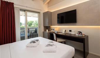 1 cama de matrimonio extragrande, habitacion no fumadores, habitación comodidad, balcón, televisor con pantalla plana led de 32 pulgadas