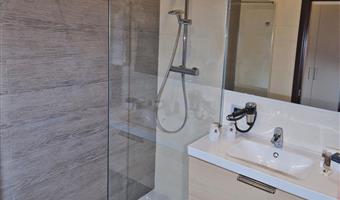 1 cama de matrimonio extragrande, habitacion no fumadores, habitación comodidad, balcón, televisor con pantalla plana led de 32 pulgadas