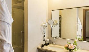 1 cama de matrimonio extragrande, suite junior, salón con sofá cama, bañera con ducha e hidromasaje, vestidor, acceso gratuito a balneario, estacionamiento gratuito