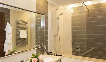 1 cama de matrimonio extragrande, suite junior, salón con sofá cama, bañera con ducha e hidromasaje, vestidor, acceso gratuito a balneario, estacionamiento gratuito
