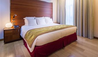 una cama de matrimonio extragrande y 2 camas individuales, habitación familiar, 2 habitaciones conectadas