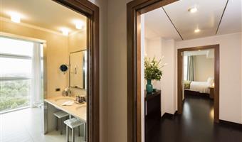 suite-1 cama de matrimonio extragrande, 2 habitaciones conectadas, dos baños, dos sofás-cama dobles