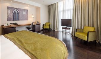 suite-1 cama de matrimonio extragrande, 2 habitaciones conectadas, dos baños, dos sofás-cama dobles