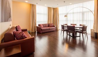 suite-1 cama de matrimonio extragrande, 2 habitaciones conectadas, dos baños, dos sofás-cama dobles