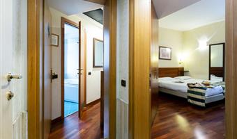 una cama de matrimonio extragrande y 2 camas individuales, habitación familiar, habitaciones conectadas con dos baños