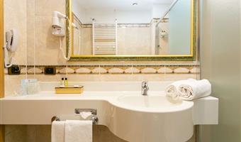 una cama de matrimonio extragrande y 2 camas individuales, habitación familiar, habitaciones conectadas con dos baños
