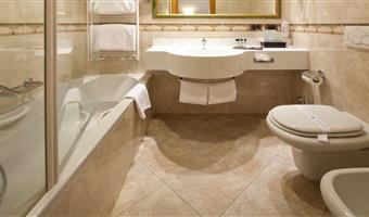 una cama de matrimonio extragrande y 2 camas individuales, habitación familiar, habitaciones conectadas con dos baños