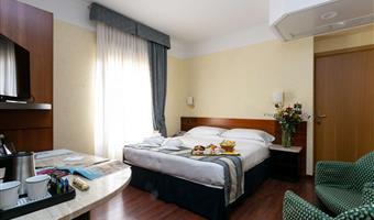 1 cama de matrimonio extragrande, habitación de lujo, caja de bombones, bata de baño y zapatillas, cafetera y tetera