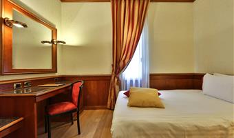 una cama matrimonial, cama de tamaño francés, habitación doble pequeña, wi-fi de alta velocidad, caja fuerte, hervidor
