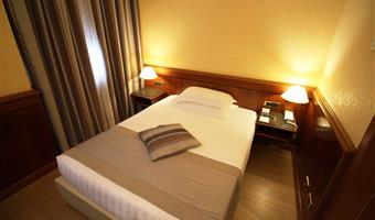 una cama matrimonial, cama de tamaño francés, habitación doble pequeña, wi-fi de alta velocidad, caja fuerte, hervidor