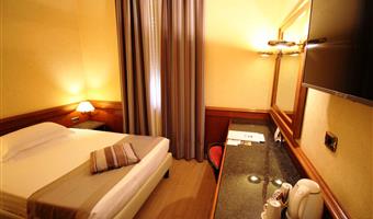una cama matrimonial, cama de tamaño francés, habitación doble pequeña, wi-fi de alta velocidad, caja fuerte, hervidor