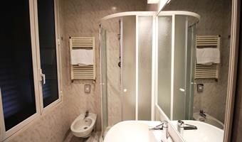 1 cama de matrimonio grande y 1 cama individual, habitación excepcional, zona de estar, wi-fi de alta velocidad, caja fuerte, hervidor