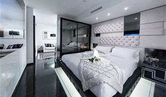 1 cama de matrimonio extragrande, no fumador, suite junior, dos televisiones lcd, sala de estar, bañera y ducha, cromoterapia